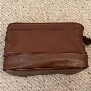 BNWOT BEIS Maple Dopp Kit
